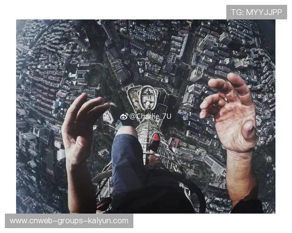 极限运动者挑战最高楼外墙攀爬，被警方带走