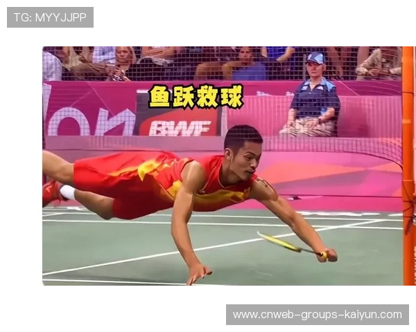 羽毛球少年鱼跃救球,擦地三米仍救回 羽毛球少年鱼跃救球,擦地三米仍救回